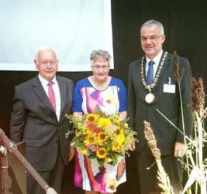 Ehrenpräsident Dr. Lorenz Menz (links) und Vizepräsidentin Irmgard Naumann gratulieren dem neuen Präsidenten Dr. Jörg Schmidt (rechts)