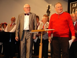 Der alte und der neue Chorleiter des Liederkranzes beim gemeinsamen Konzert in Baltmannsweiler. Links Gotthilf Greiner, rechts Wolfgang Layer