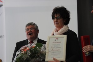 Geschäftsführer Eugen Kienzler überreicht Marianne Braunmüller aus Erlenmoos die Urkunde zur Ehrenmitgliedschaft