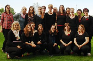 Deutschlands bester Frauenchor – der Chor der Pädagogischen Hochschule Heidelberg „4x4“ mit Dirigentin Heike Kiefner-Jesatko (l.) - Foto: Maurer