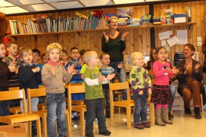 Stolz präsentierten die Kleinen ihren Eltern was sie im Kindergarten in Sachen Gesang so alles lernen