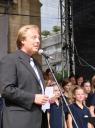 “Auf der schwäb´sche Eisebahn” - Verbandsjugendchorleiter Thomas Preiß bringt dem Publikum den ganz speziellen “Chorfescht-Text” bei.