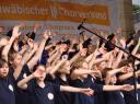 “We are the champions” - Mitglieder des Jugendchors s’aChor und des Kinderchors “chooories” rocken mit einem begeisterten Publikum zu Melodien, die endlich auch auf der Chorfestbühne angekommen sind.